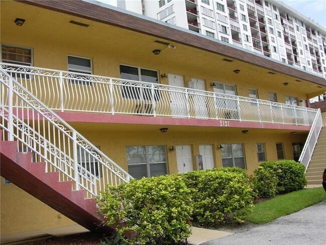 Building Photo - 2121 N Ocean Blvd Unit 5