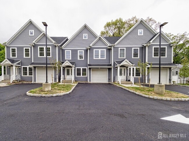 Photo - 8 Travers Ave