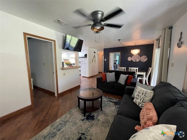 Building Photo - 685 Eastview Dr Rental