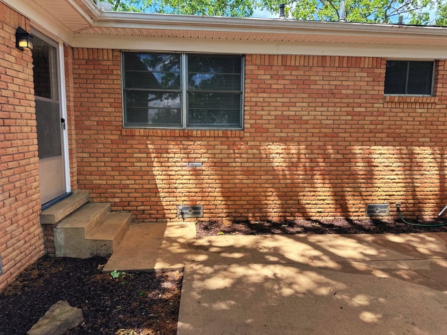 Shared Backyard w/Patio - 4212 N Locust St Unit 4216