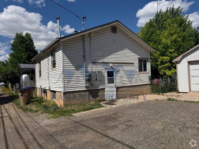 Building Photo - 658 1/2 North 9th Street Unit Lower Rental