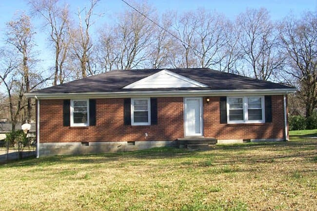 4 Bedroom and 2 Bath home with large yard - 4 Bedroom and 2 Bath home with large yard