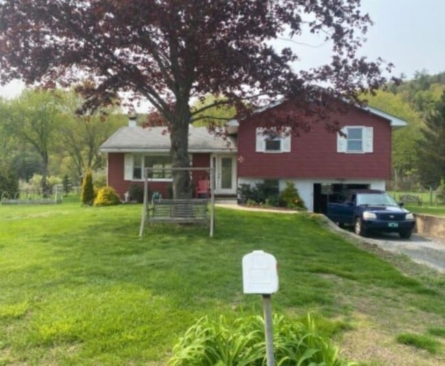 Building Photo - 646 Old Connecticut River Rd Rental