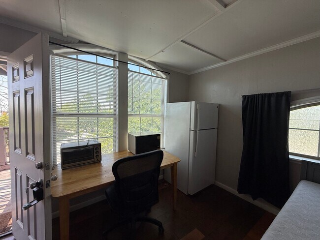1018 Chicago Blvd Unit 2