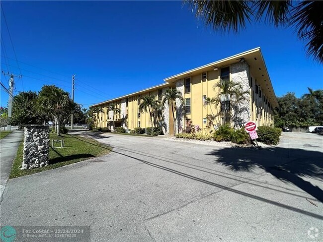 Building Photo - 241 S Royal Poinciana Blvd Unit 307 Rental