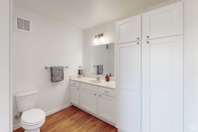 3BR,2BA - 1,057SF - Bathroom 1