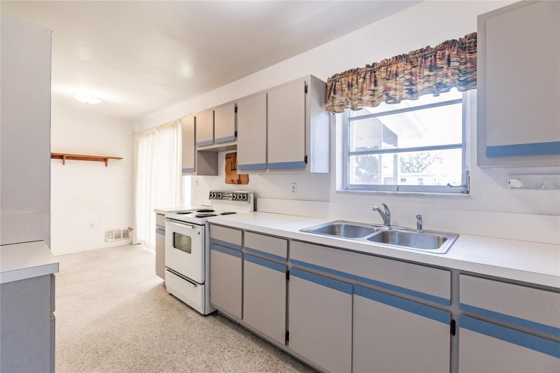 Photo - 21307 Gladis Ave