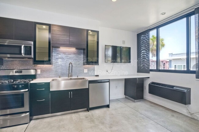 Building Photo - 1965 Columbia St Unit 7