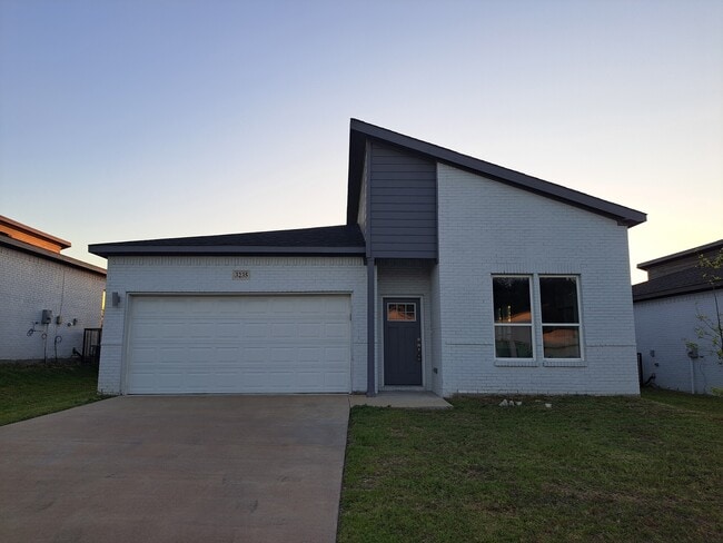 Photo - 3235 Noor St