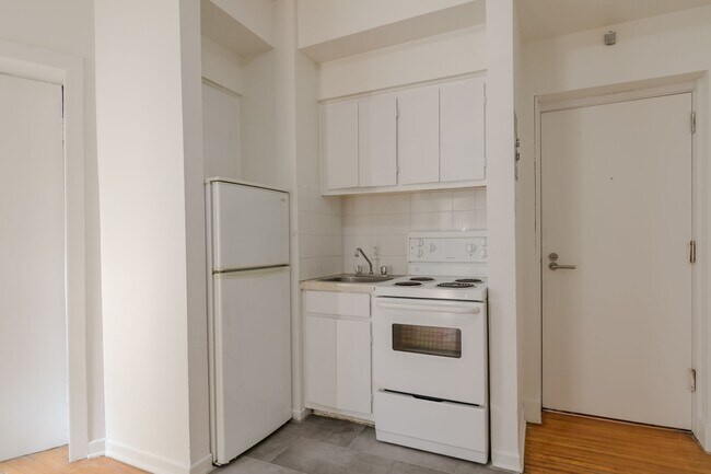 Building Photo - 3495 Av. Van Horne Unit 309