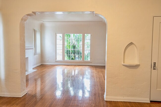 330 N Genesee Ave