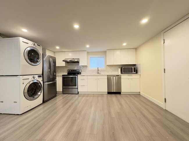 Building Photo - 2845 E 3rd Ave