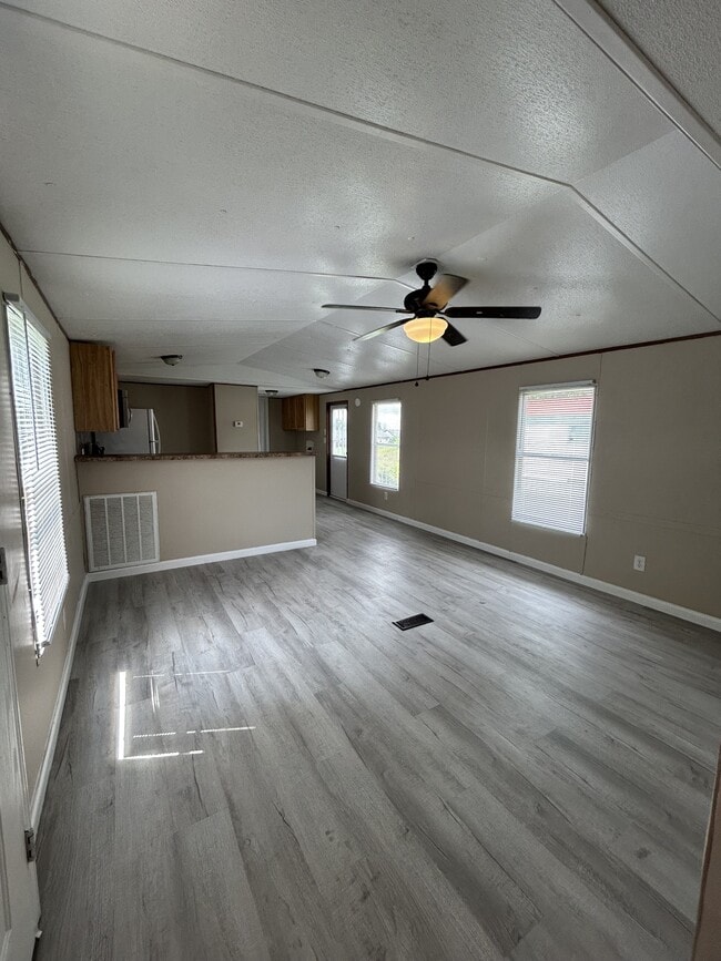 Photo - 405 Debby St