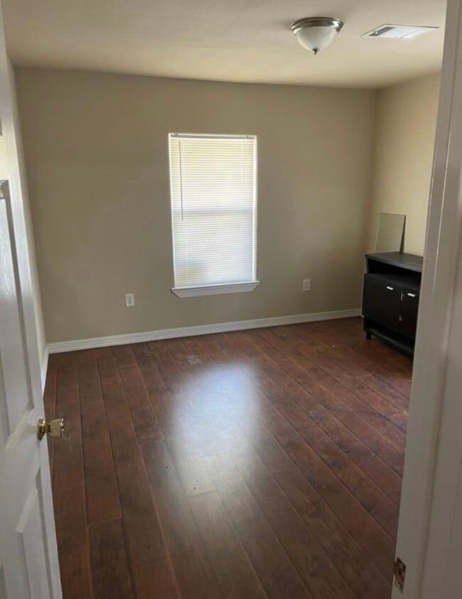 Photo - 2704 Campbell St