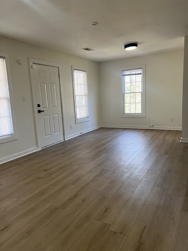 Photo - SECTION 8 WELCOME - "Charming and Spacious... Unidad A