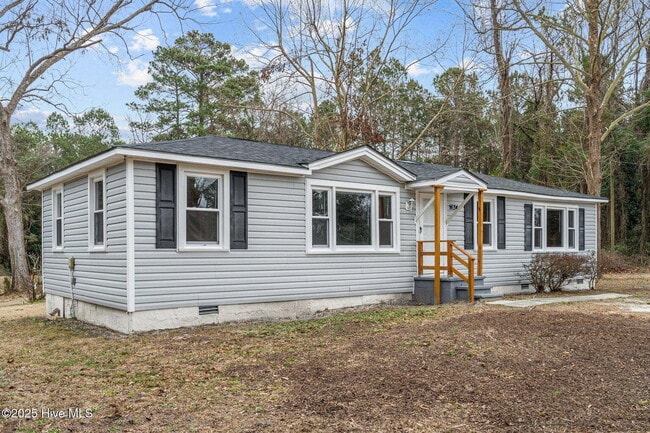 Building Photo - "Charming 4-Bedroom Home with 2 Full Baths on Murrill Hill Road – Your Perfect Jacksonville Retre...
