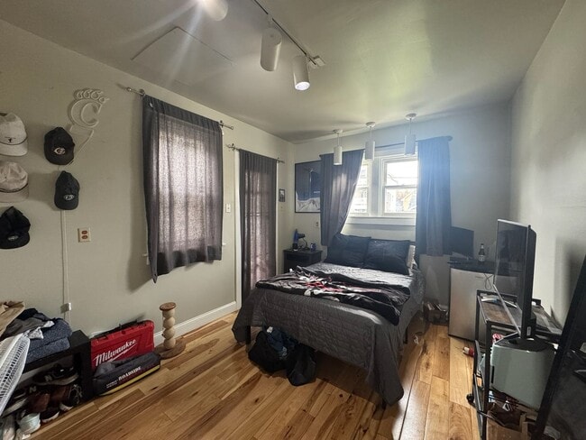 Photo - 6 bed/2 bath on Probasco St., Mins. from UC for Only $700/pp ($4200/mo)!