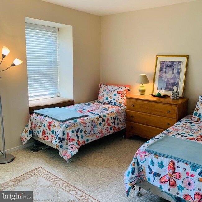Photo - 161 Leeds Ct W