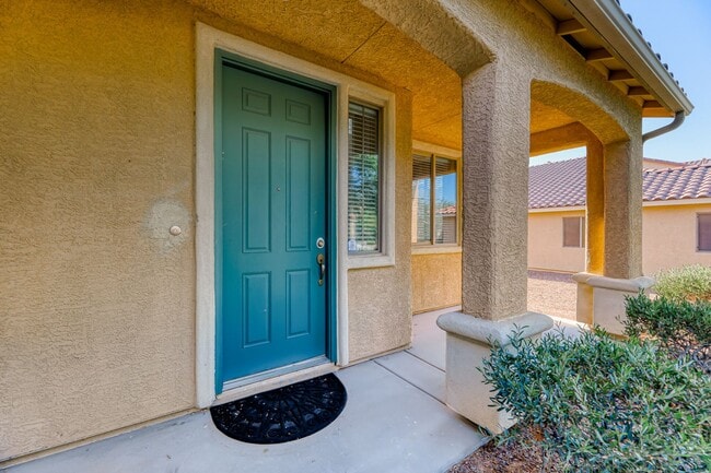Photo - 4 Bed / 3 Bath Home with Loft, Downstairs Bedroom & 3 Car Garage – Sunrise Highlands