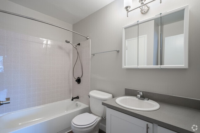 1BR, 1BA - 733SF