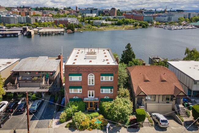 Building Photo - Top Floor w/Unobstructed Water & Mountain ... Unit #401 Rental