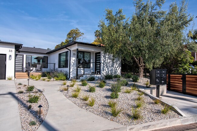 Building Photo - Live Oak 31-35 Unit Live Oak 31B