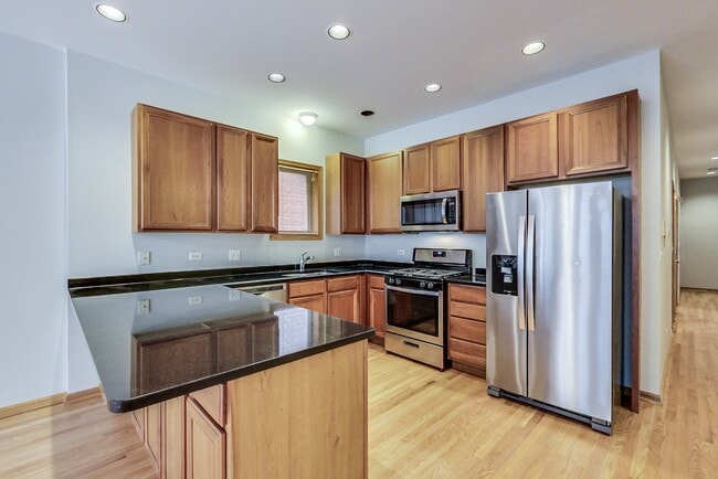 Building Photo - Stunning Wicker Park 3 Bed - Available August 1st Unit 3