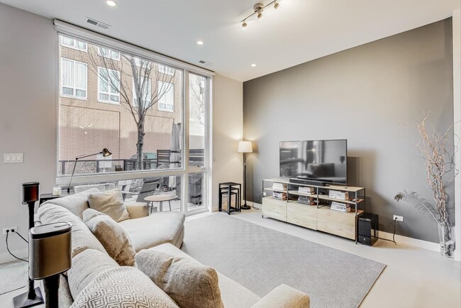 Photo - 4832 N Clark St