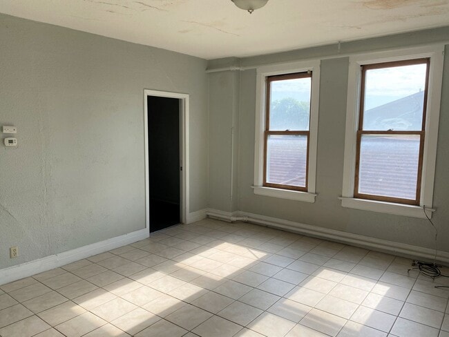 Building Photo - 920 Unit 920 1/2