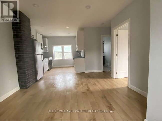 Photo - 243 Dufferin St