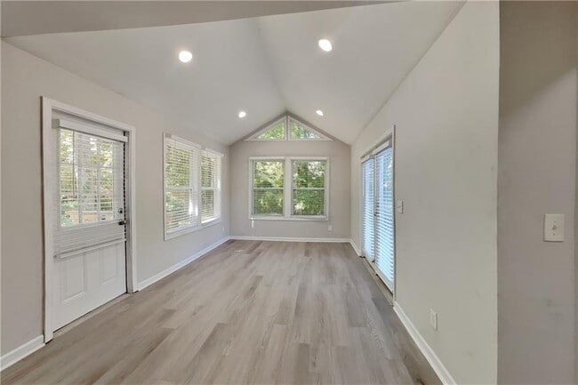 Photo - 3867 Buckland Dr SW