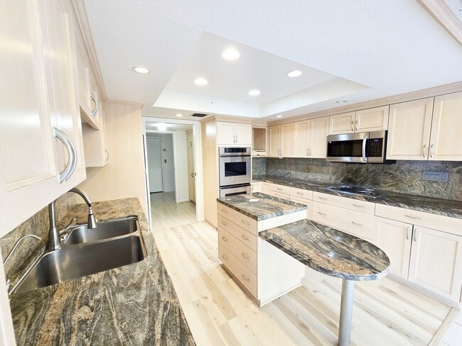 Building Photo - 2420 Torrey Pines Rd Unit B204 Rental