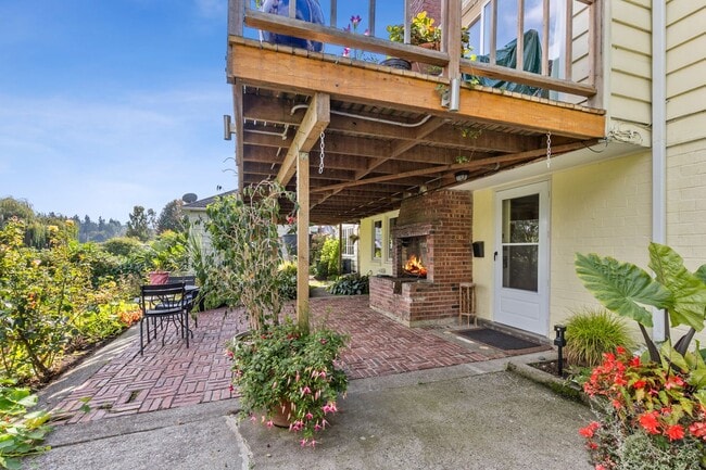 Building Photo - Charming 1 bed, 1 bath overlooking Lake Ballinger in Edmonds Bottom Floor Of Duplex $2350/mo.