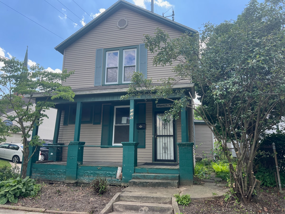 Front of building. Front door is access to Apt 101. - 536 E Dewald St Unit Apt 101