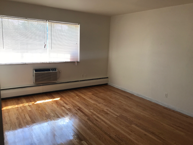 Building Photo - 4811 Cadieux Rd Rental