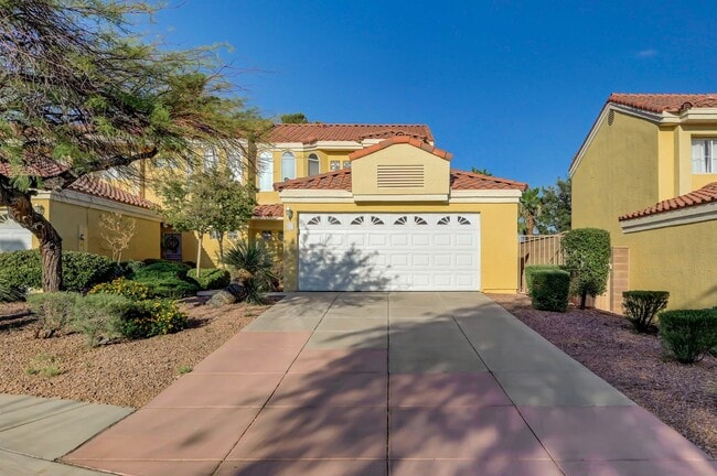 Building Photo - Gated Community! Beautiful 3 bedroom, 2 bath, 2 car garage townhome with Community Pool & Spa!