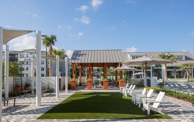 Campus Circle Gainesville - Pool Deck - Morning Lawn