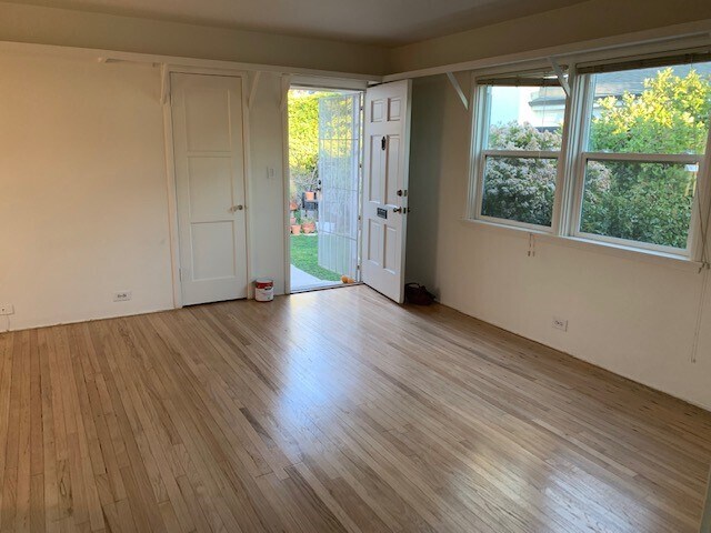 Living room to front door - 4017 Lyceum Ave Unidad 4017