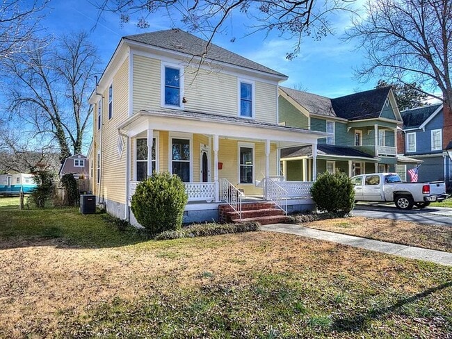 Photo - 3 Bedrooms, 2 Bathrooms - Home close to Do...