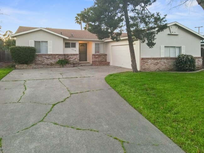 Photo - 3 Bedroom 2 Bathroom House For Rent!