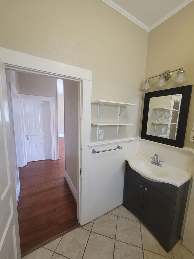 Building Photo - East End Upstairs 2 Bedroom Cottage