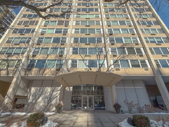 Building Photo - 336 W Wellington Ave Unit 1502