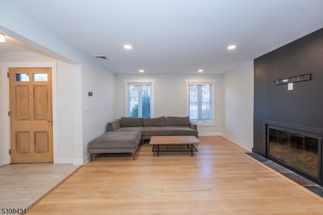 Photo - 7 Oak Tree Ln