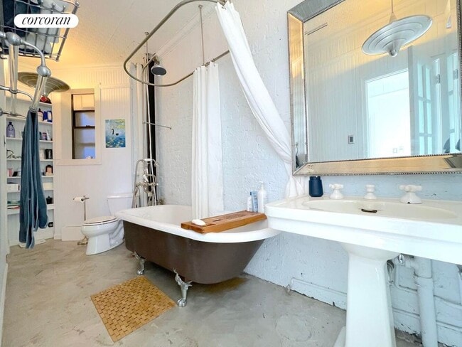 Photo - 613 E 6th St