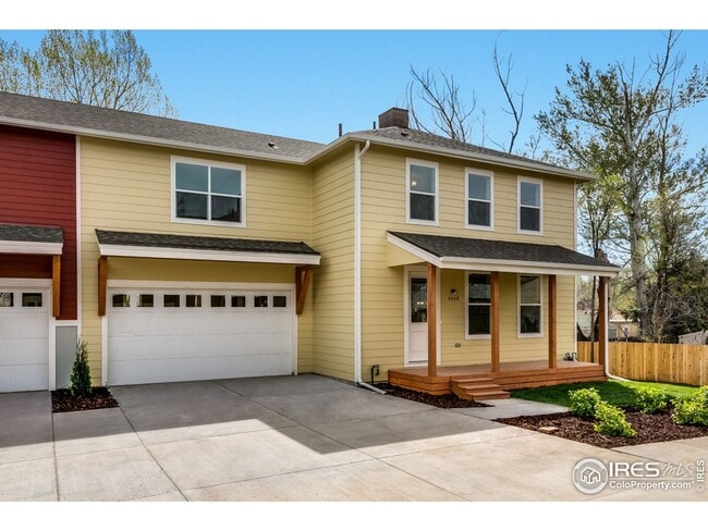 Building Photo - 4 Bedroom Townhome Available in Early Sept...