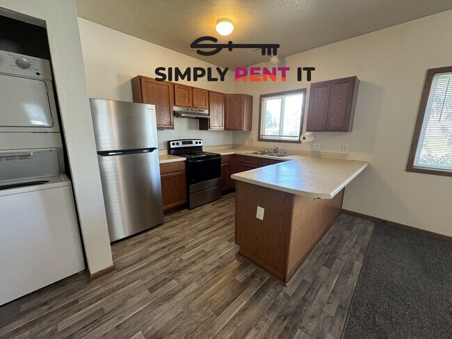 3 Bedroom 2 Bathroom with Internet!