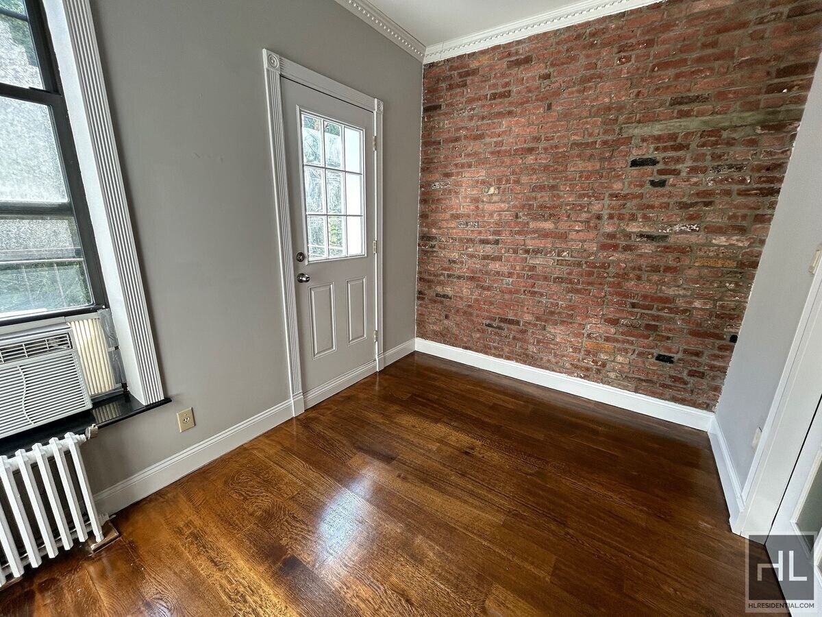 E 8TH ST. - E 8TH ST. Unit C1