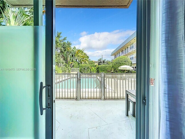 Photo - 651 NE 60th St Unidad 12