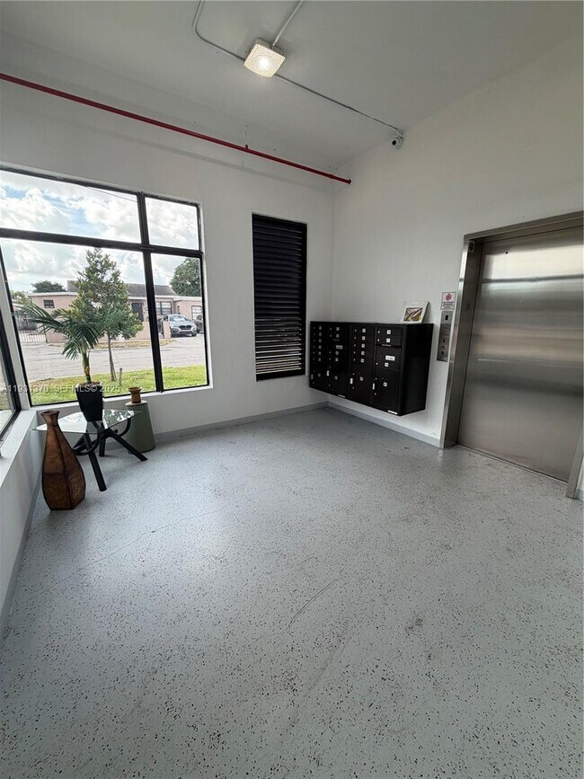 Photo - 853 E 24th St Unidad 304