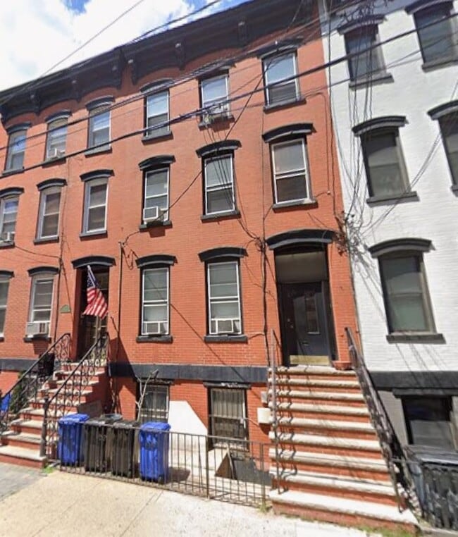 Building Photo - 210 9th St Unit 3